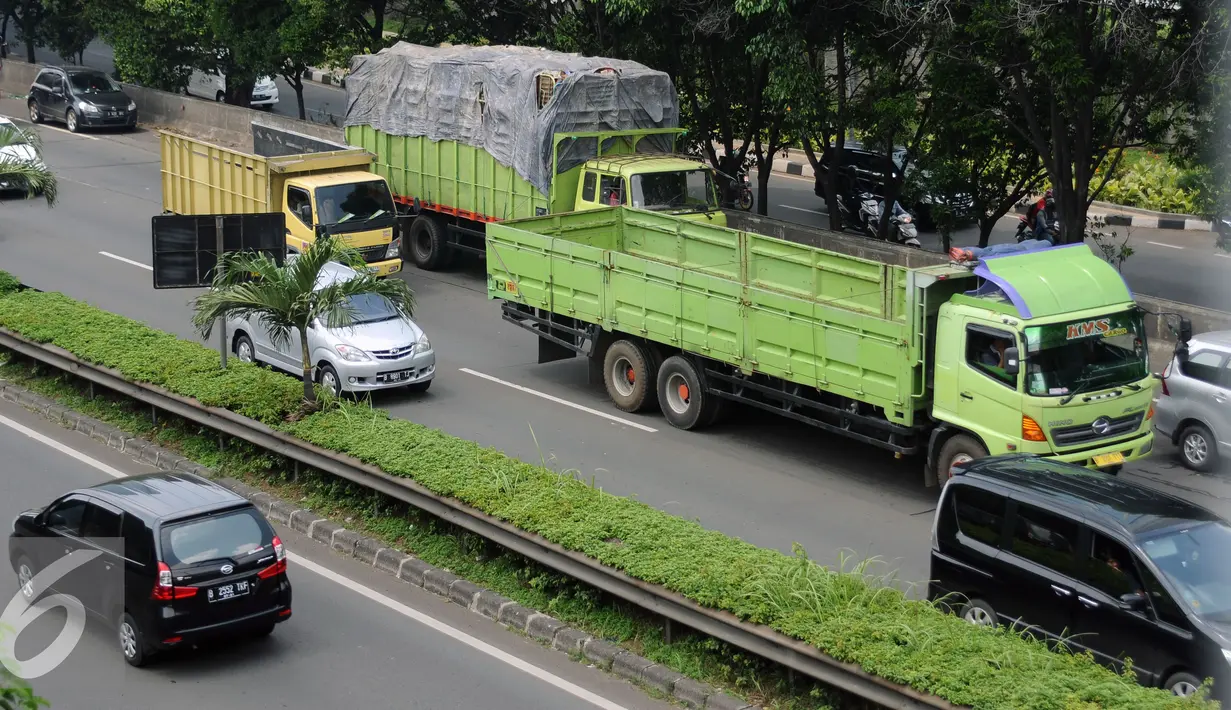 Kendaraan pengangkut melintas di JORR sekitar TB Simatupang, Jakarta, Selasa (6/9). Jelang perayaan Idul Adha 1437 H, Kemenhub melarang pengoperasian kendaraan pengangkut mulai 9 hingga 12 September 2016 mendatang. (Liputan6.com/Helmi Fithriansyah)