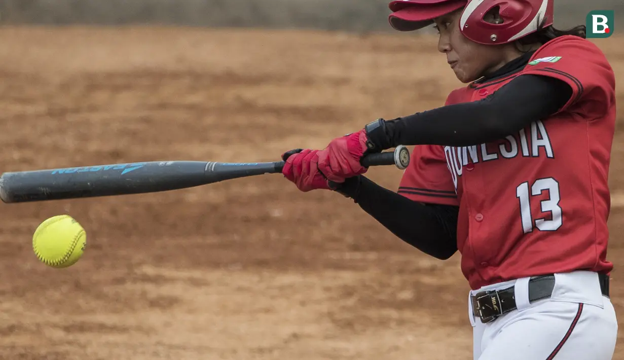 Atlet softball Indonesia, Syehan Rahmania, berusaha memukul bola saat melawan Korea Selatan pada laga Asian Games di Lapangan Softball Senayan, Jakarta, Selasa (21/8/2018). Indonesia kalah 2-4 dari Korsel. (Bola.com/Vitalis Yogi Trisna)