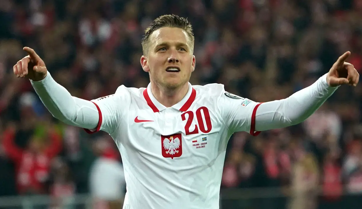 Alih-alih menyamakan kedudukan, Swedia malah kembali kebobolan. Kali ini lewat Piotr Zielinski yang berhasil melepaskan tembakan dari tengah kotak penalti pada menit ke-72. (AFP/Janek Skarzynski)