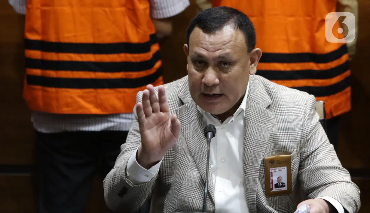 : Ketua Komisi Pemberantasan Korupsi (KPK), Firli Bahuri saat memberi keterangan terkait penahanan Bupati Bangkalan R Abdul Latif Amin Imron di Gedung Merah Putih KPK, Jakarta, Kamis dini hari (8/12/2022). Sebelumnya penyidik KPK memeriksa Abdul Latif di Polda Jawa Timur. Setelah pemeriksaan lebih lanjut, penyidik melakukan penahanan terhadap Abdul Latif. (Liputan6.com/Helmi Fithriansyah)