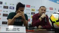 Pelatih Borneo FC, Dejan Antonic, dalam sesi konferensi pers seusai laga kontra Persib di Stadion GBLA, Bandung, Sabtu (21/4/2018). (Bola.com/Muhammad Ginanjar)