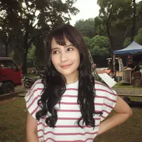 Dalam sebuah momen di lokasi syuting yang beredar di media sosial, Prilly  Latuconsina tampil segar dengan gaya rambut berponi yang langsung mengundang nostalgia para penggemarnya. [@prillylatuconsina96].
