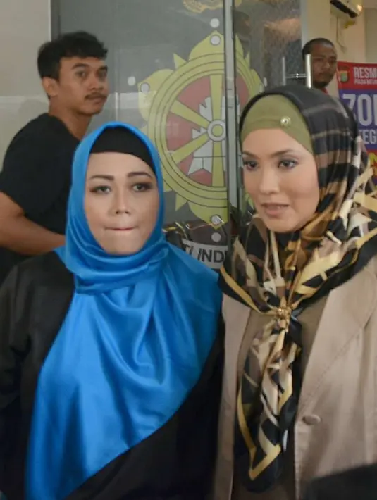 Tiga jam Elma diperiksa oleh Subdit Resmob Polda terkait senjata api yang ditemukan di kediaman  Gatot Brajamusti. Bahkan sekarang, status Gatot sudah jadi tersangka. (Andy Masela/Bintang.com)