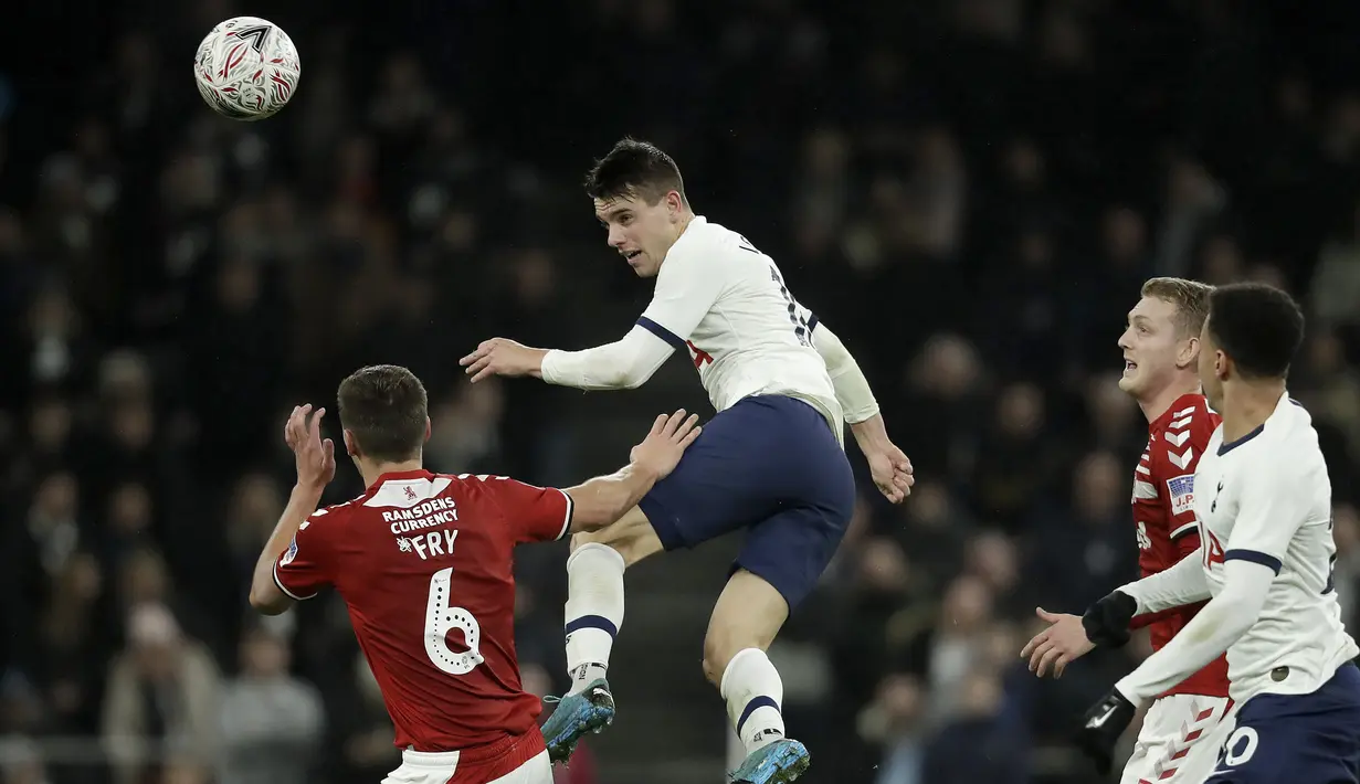 Pemain Tottenham Hotspur Giovani Lo Celso menyundul bola saat menghadapi Middlesbrough FC pada pertandingan Piala FA di Tottenham Hotspur Stadium, London, Selasa (14/1/2020). Tottenham menang 2-1 dan lolos ke babak 32 besar. (AP Photo/Matt Dunham)