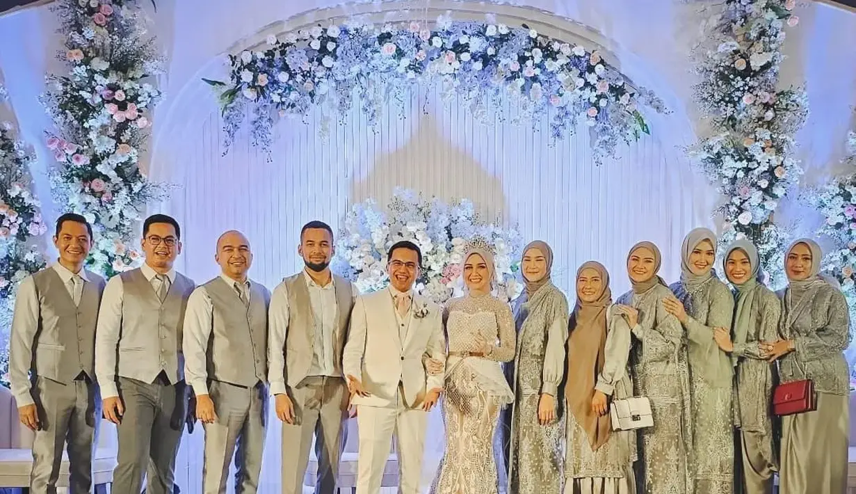 Sementara itu, seragam groomsmen terdiri dari kemeja dan dasi dilengkapi dengan rompi warna silver. [Foto: IG @dude2harlino]