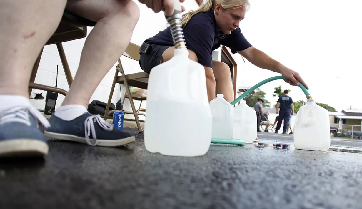 Menurut juru bicara Badan Perlindungan Lingkungan Ohio, Heidi Griesmer, kondisi air di Danau Erie kemungkinan dipengaruhi "harmful algal bloom,", (3/8/2014). (REUTERS/Joshua Lott)