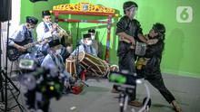 Seniman lenong Betawi saat tampil secara virtual di Jakarta, Selasa (8/12/2020). Kegiatan tersebut bertujuan untuk memberdayakan kembali seniman Betawi yang sempat terhenti di masa pandemi COVID-19. (Liputan6.com/Faizal Fanani)
