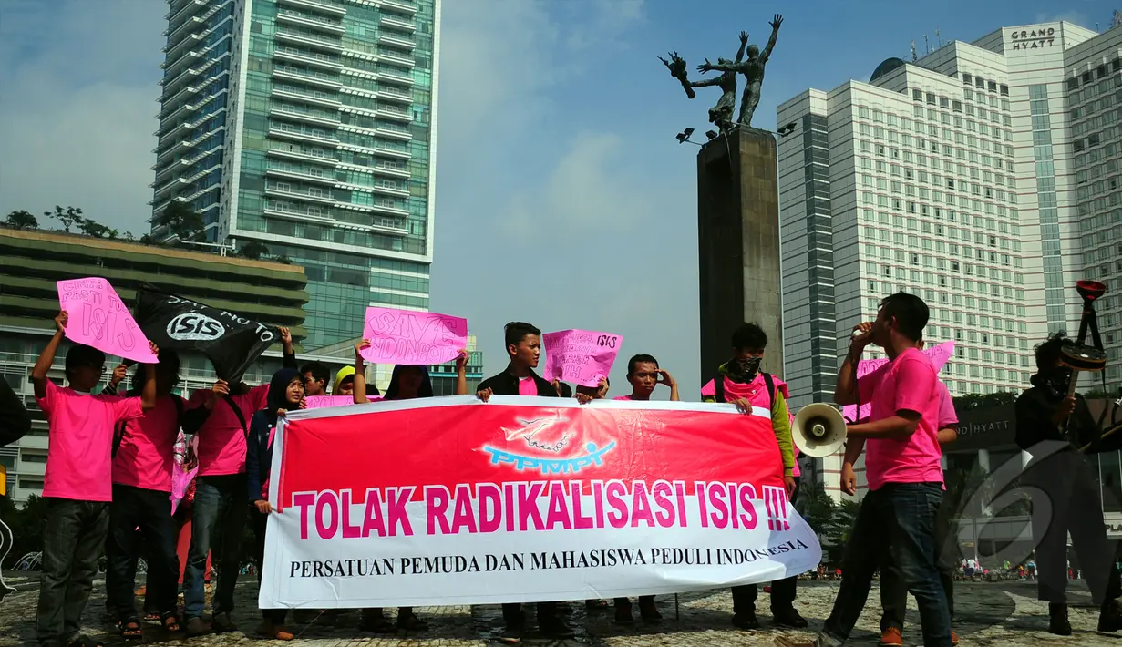 Sejumlah mahasiswa melakukan aksi menolak ISIS di Car Free Day, Bundaran HI, Jakarta, Minggu (15/3/2015). Mereka melakukan aksi teaterikal sebagai bentuk sindiran terhadap kekejaman ISIS. (Liputan6.com/Yoppy Renato) 
