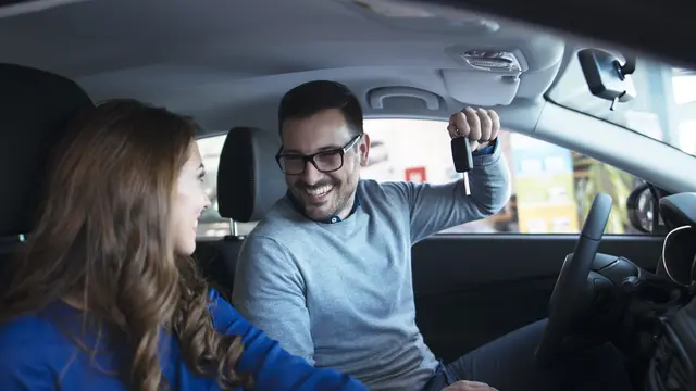 Sepasang kekasih berbincang di dalam mobil (Foto Dok: Freepik/aleksandarlittlewolf)