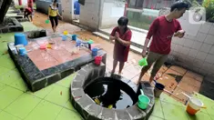 Warga melakukan ritual mandi usai bersembahyang pada perayaan Tahun Baru Imlek 2571 di Vihara Gayatri, Depok, Sabtu (25/1/2020). Pada perayaan Imlek, banyak yang mandi atau sekedar cuci muka, tangan dan kaki di 7 sumur yang dipercaya memiliki keistimewaan tersebut. (merdeka.com/Arie Basuki)