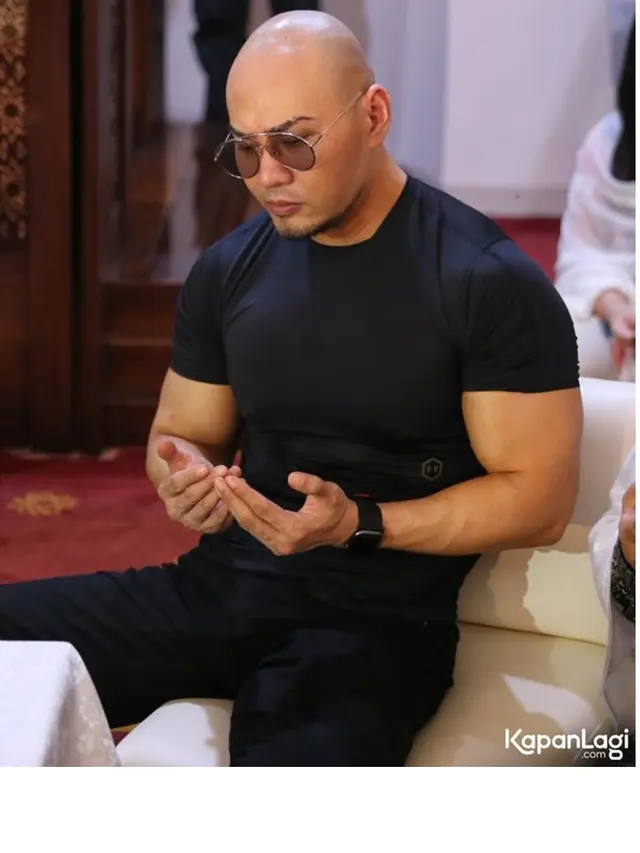 7 Potret Deddy Corbuzier Saat Menjalankan Salat Jumat Pertamanya