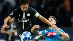 Bek PSG, Marcos Marquinhos mengontrol bola dari kawalan striker Napoli, Dries Mertens saat bertanding pada Grup C Liga Champions di stadion Parc des Princes di Paris, (24/10). PSG bermain imbang 2-2 atas Napoli. (AP Photo / Francois Mori)