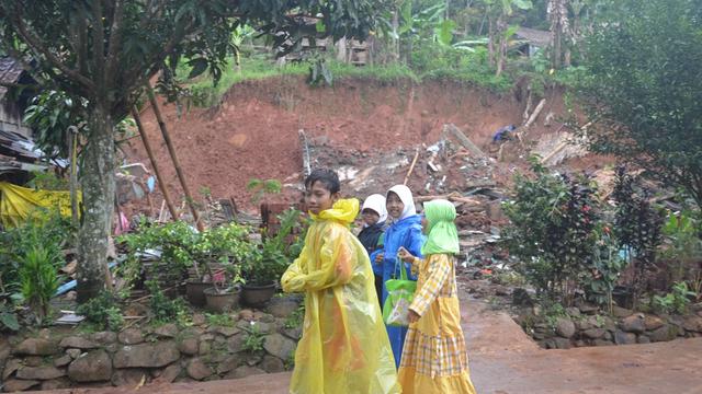 Sejumlah bocah warga Dusun Jatiluhur, Padangjaya, Majenang, Cilacap, pulang mengaji melewati rumah yang ambruk akibat longsor, awal 2018. (Foto: Liputan6.com/Muhamad Ridlo)