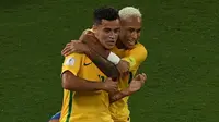 Neymar dan Philippe Coutinho saat membela tim nasional Brasil pada laga kontra Bolivia di Natal, Brasil, 6 Oktober 2016. (AFP/Vanderlei Almeida)
