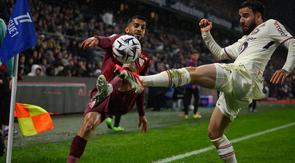 Bek Lille asal Indonesia, Calvin Verdonk (kanan), berebut bola dengan penyerang Rennes asal Yordania, Mousa Tamari, dalam pertandingan Ligue 1 Prancis di Roazhon Park stadium, Senin (16/3/2026) dini hari WIB. (Loic VENANCE / AFP)