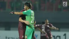 Penjaga gawang PSM Makassar, Rivky Mokodompit (kanan) memeluk rekannya usai mengalahkan Bhayangkara FC pada lanjutan Liga 1 Indonesia di Stadion Patriot Candrabhaga, Bekasi, Kamis (19/10). PSM Makassar unggul 2-0. (Liputan6.com/Helmi Fithriansyah)