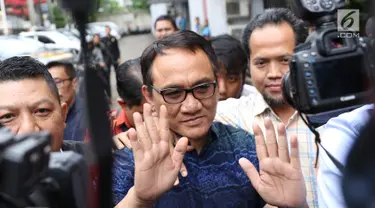 Politikus Partai Demokrat Andi Arief tiba di Gedung BNN, Cawang, Jakarta Timur, Rabu (6/3). Berdasarkan hasil asesmen, Andi Arief diharuskan menjalani proses rehabilitasi secara berkala. (Liputan6.com/Immanuel Antonius)