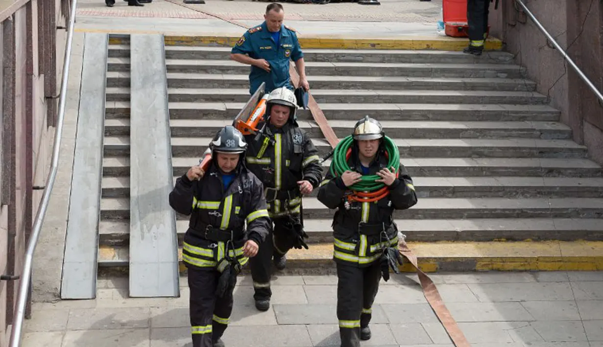 Beberapa tim penyelamat langsung diterjunkan untuk mengevakuasi korban tergelincirnya kereta bawah tanah di sebuah terowongan antara Park Pobedy dan stasiun Slavyansky Bulvar, Moskow, (15/7/2014). (AFP PHOTO/Dmitry Serebryakov)
