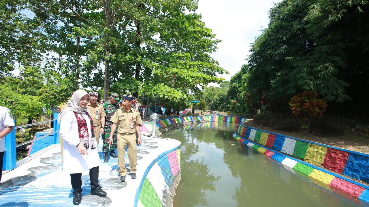 Bupati Banyuwangi Ipuk Fiestiandani cek aliran sungai di Rogojampi. (Istimewa)