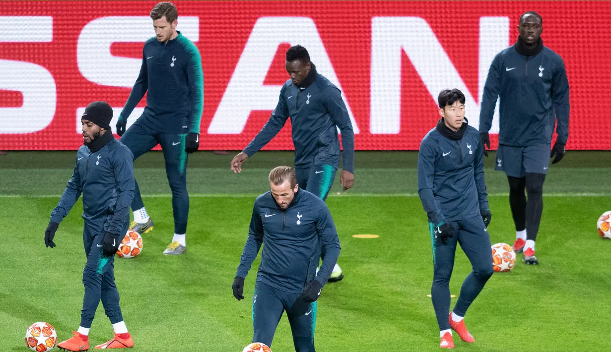 Para pemain Tottenham Hotspur saat mengikuti sesi latihan di Dortmund, Jerman barat (4/3). Tottenham akan bertanding melawan Dortmund pada leg kedua babak 16 besar Liga Champions. (AFP Photo/Bernd Thissen)