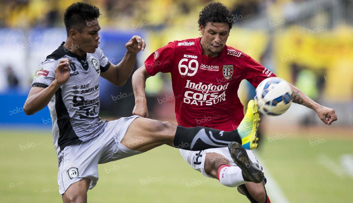 Bek Sriwijaya FC, Fachrudin (kiri), berebut bola dengan gelandang Bali United, Lucas Garcia, pada perebutan tempat ketiga Torabika Bhayangkara Cup 2016 di SUGBK, Jakarta, Minggu (3/4/2016). Sriwijaya FC menang 2-1. (Bola.com/Vitalis Yogi Trisna)
