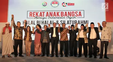 Menteri Pertahanan Ryamizard Ryacudu (lima kanan) foto bersama sejumlah tokoh saling bergenggam tangan saat Silaturahmi dan Halalbihalal bersama Presidium Alumni 212 di Hotel Sangri-la, Jakarta, Kamis (27/6/2019). (merdeka.com/Iqbal Nugroho)