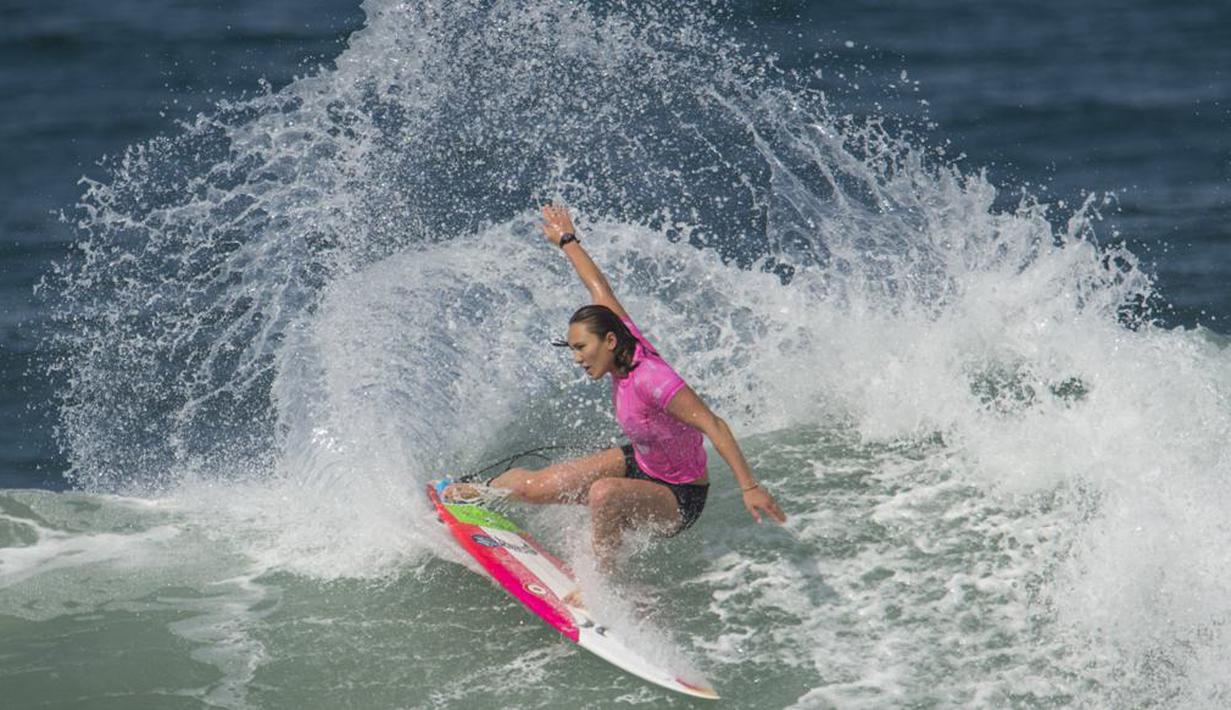 Carissa Moore dari AS menari di atas ombak saat berlomba di WSL Rio Pro Women's World Championship Tour di Pantai Grumari, Rio de Janeiro, Brasil. (AFP/Christophe Simon)