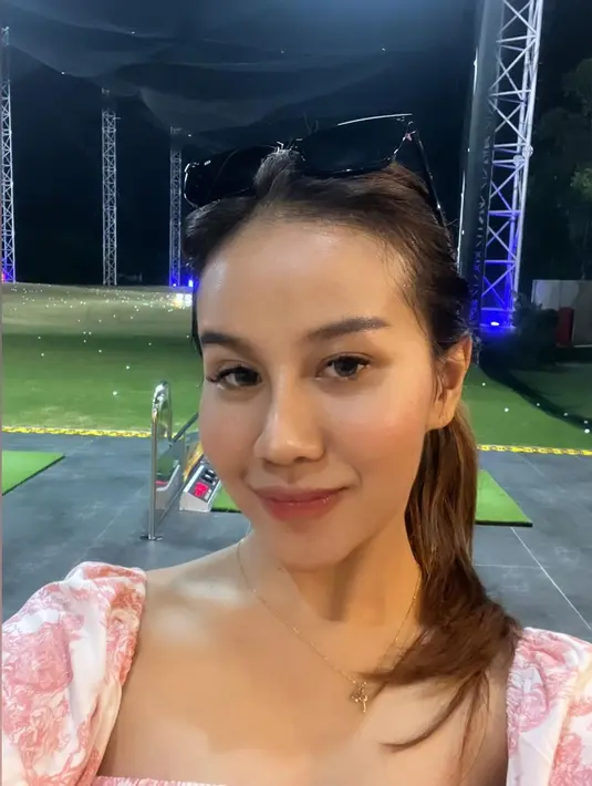 Terlepas dari penampilannya, Mayang tampak semakin cantik. Sosoknya yang sudah glow up banyak dipuji semakin menawan dan mirip dengan mendiang kakaknya, Vanessa Angel.(Liputan6.com/IG/@mayaang.lucyaana)