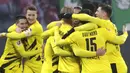 Para pemain Borussia Dortmund merayakan gol yang dicetak oleh Erling Haaland ke gawang RB Leipzig pada laga Bundesliga di Stadion Red Bull Arena, Sabtu (9/1/2021). Dortmund menang dengan skor 3-1. (AP/Michael Sohn)