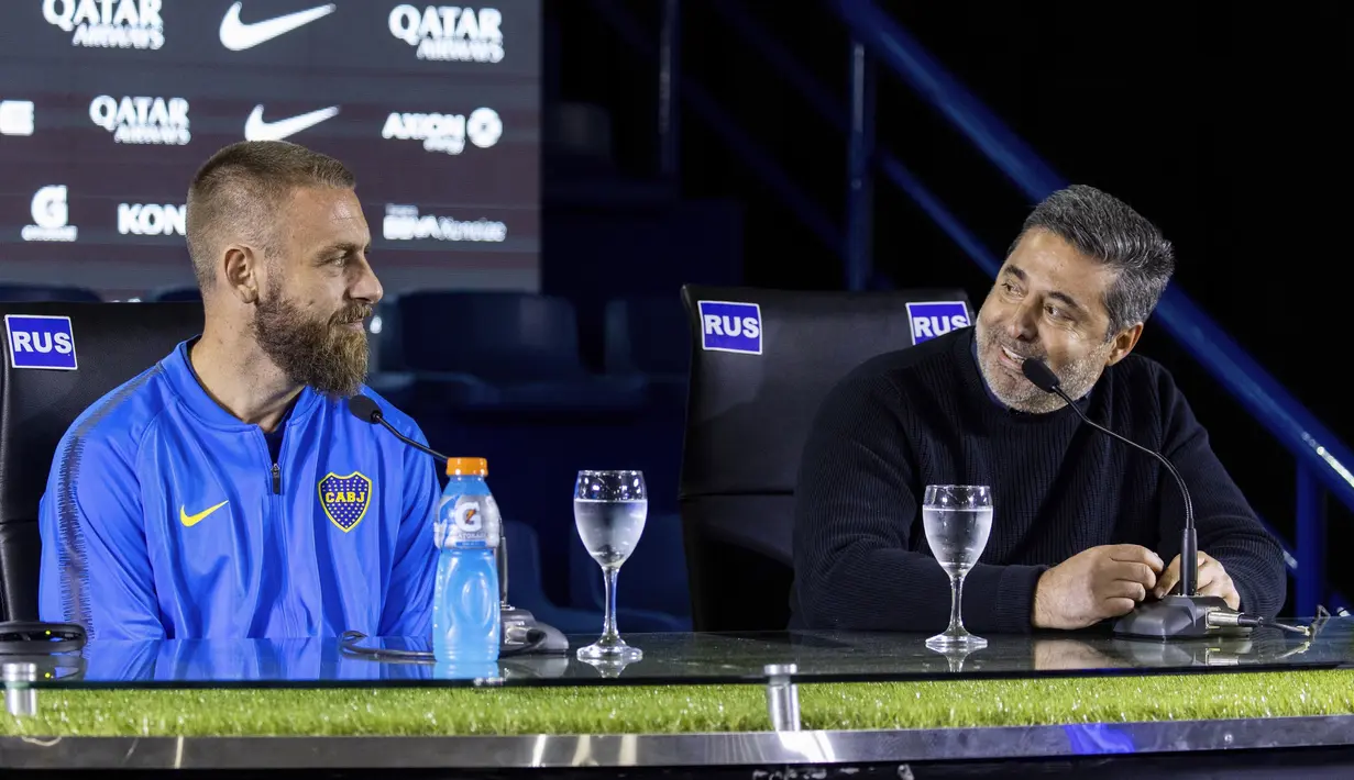 Gelandang baru Boca Juniors, Daniele De Rossi dan Presiden Boca Juniors Daniel Angelici  memberikan keterangan kepada awak media selama pengenalan dirinya di Buenos Aires, Argentina (29/7/2019). De Rossi menandatangani kontrak satu tahun dengan Boca Juniors. (AP Photo/Tomas F. Cuesta)