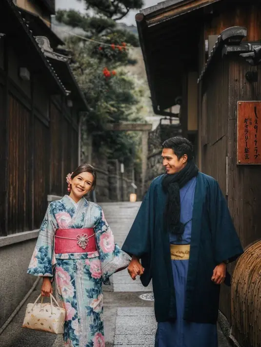 Pasangan penganti baru Marcel Chandrawinata dan Priscilla Deasy yang menikah pada November 2017 lalu memilih Jepang sebagai liburan mereka sekaligus berbulan madu. (Instagram/marcelchandrawinata)