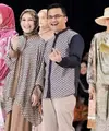 Dine merupakan business woman, ia selaku CEO dari salah satu rumah sakit. Bersama Sahrul Gunawan, Dine pun menjadi muse dalam salah satu karya desainer Indonesia, kedua tampil kompak dengan busana dengan motif yang serasi. Credit: Instagram (@sahrulgunawanofficial)