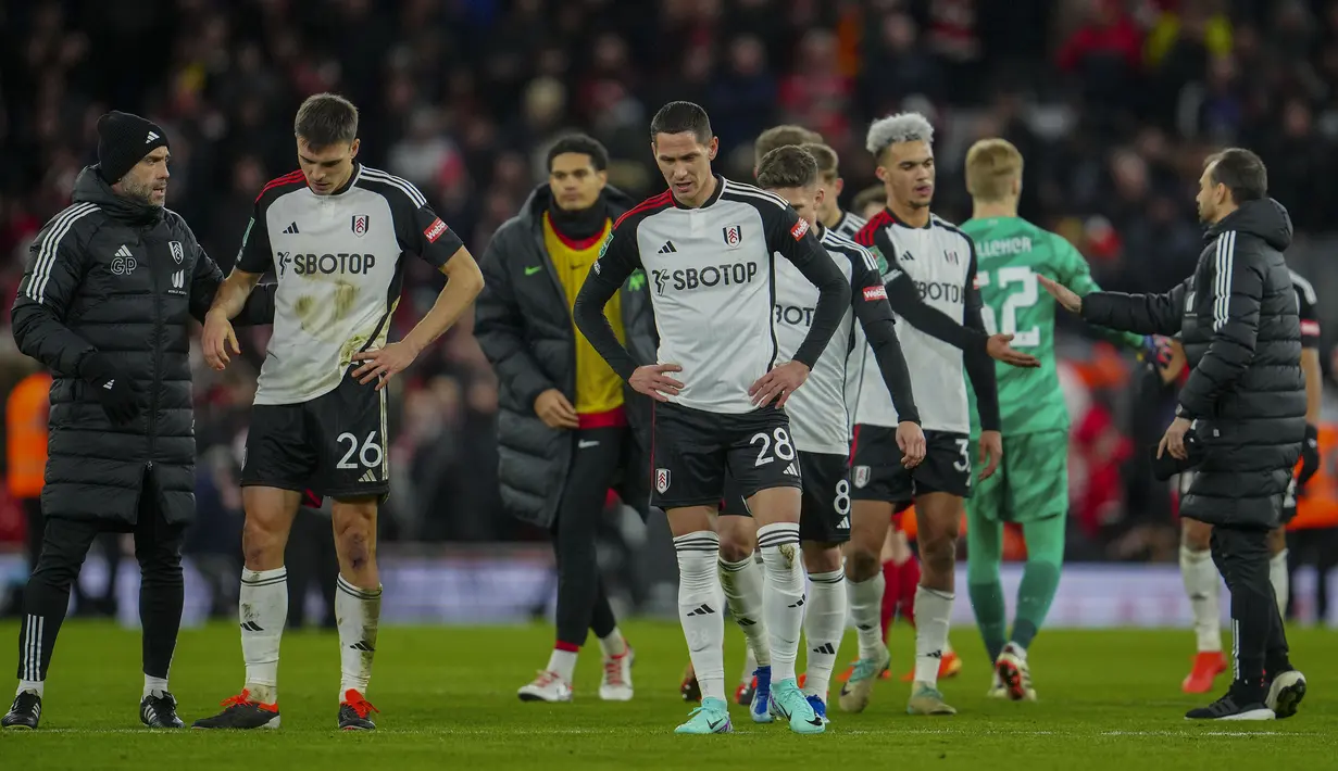 Reaksi kecewa para pemain Fulham setelah kalah 1-2 dari Liverpool pada laga leg pertama babak semifinal Carabao Cup 2023/2024 di Anfield Stadium, Liverpool, Kamis (11/1/2024) dini hari WIB. (AP Photo/Jon Super)