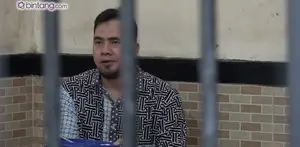 Pihak Saipul Jamil mempersoalkan status DS yang dianggap masih anak-anak dalam eksepsi atas dakwaan Jaksa Penutut Umum (JPU). Menduga adanya pemalsuan identitas, pihak Saipul pun melaporkan identitas DS ke Polda Metro Jaya.