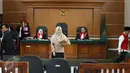 Penyanyi religi Sulis usai menjalani persidangan di PN Depok, Jawa barat, Selasa (17/1). Teman duet Hadad Alwi itu pun mengklaim mengalami kerugian sampai sebesar Rp365 juta. (Liputan6.com/Herman Zakharia)
