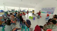 Warga Salok Baru, Kelurahan Kariangau, Balikpapan Barat saat diberikan pelatihan pembuatan eco enzyme dan kompos oleh Ketua Bank Sampah Kota Hijau Balikpapan. (Liputan6.com/Apriyanto)