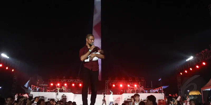 Marcell Bernyanyi Sambil Gendong Anak di Konser Syukuran Rakyat