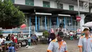 Warga beraktivitas di Terminal Kampung Melayu, Jakarta Timur, Kamis (1/6). Sepekan pascabom bunuh diri aktivitas di Terminal Kampung Melayu berangsur normal, meskipun belum seramai biasanya. (Liputan6.com/Immanuel Antonius)