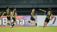 Pemain Timnas Malaysia U-19, Muhammad Faiz, melakukan selebrasi usai mencetak gol ke gawang Timnas Laos U-19 pada laga final Piala AFF U-19 2022 di Stadion Patriot Chandrabhaga, Bekasi, Jumat (15/7/2022). (Bola.com/Bagaskara Lazuardi)