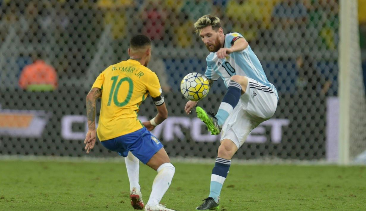 Pemain Brasil, Neymar (kiri)  menghadang gerakan Lionel Messi pada laga Kualifikasi Piala Dunia 2018 zona Amerika Selatan di Stadion Governador Magalhaes Pinto, Belo Horizonte, Kamis (10/11/2016). (AFP/Douglas Magino)