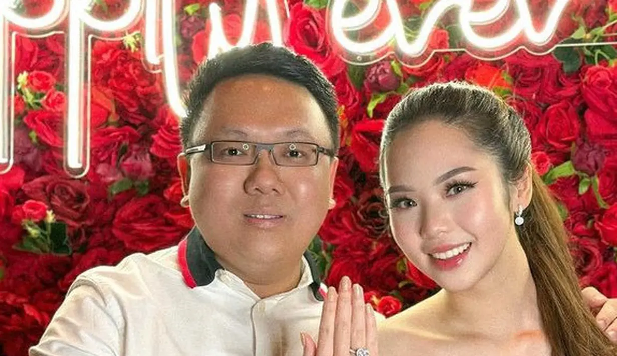 Gwen tampil flawless dengan riasan wajahnya, mengaplikasikan lipstik glossy. Dengan rambut yang diikat ponytail. [@gwen_ashley]