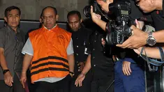 Tersangka penyuap Gubernur Riau, Gulat Manurung berjalan keluar usai menjalani pemeriksaan di Gedung KPK, Jakarta, (26/9/14). (Liputan6.com/Miftahul Hayat) 
