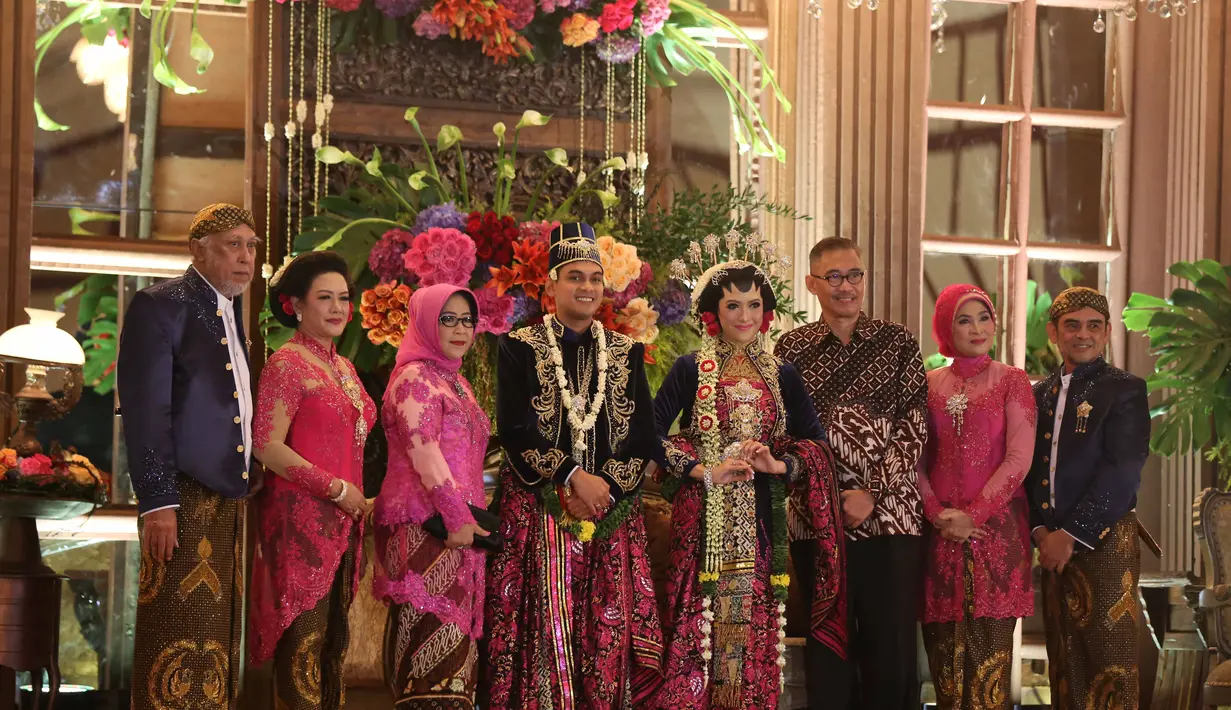 Kedua pasangan ini siap menempuh hubungan yang lebih serius. Apalagi dari segi usia, keduanya terbilang sudah cukup matang untuk membangun rumah tangga. Ridwan Ghani langsung melamar kekasihnya pada 24 Juli 2016. (Nurwahyunan/Bintang.com)