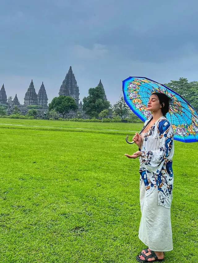 6 Potret Nora Alexandra Liburan ke Jogja Tanpa Suami, Tetap Tegar