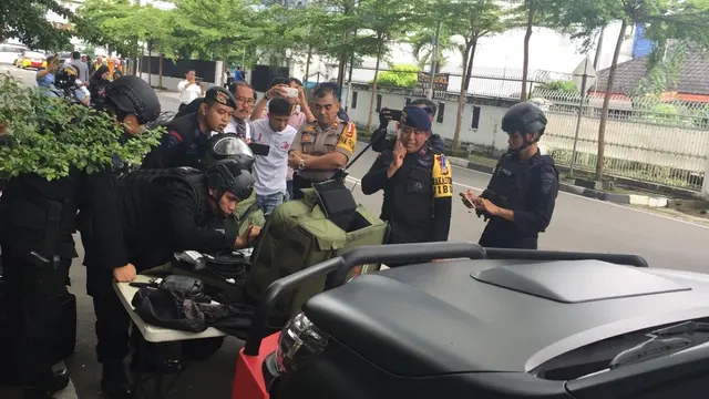 Paketan misterius yang dievakuasi di depan posko pemenangan Jokowi-Ma'ruf di Makassar ternyata berisi daging busuk (Liputan6.com/ Eka Hakim)