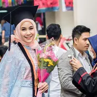Anisa Rahma, mantan personil cherrybelle ini tengah berbahagia. Usaha jerih payahnya selama delapan tahun akhirnya usai juga dan menyandang gelar sebagai Sarjana Arsitektur, di Institut Teknologi Nasional (ITENAS) Bandung. (Instagram/anisarahma_12)