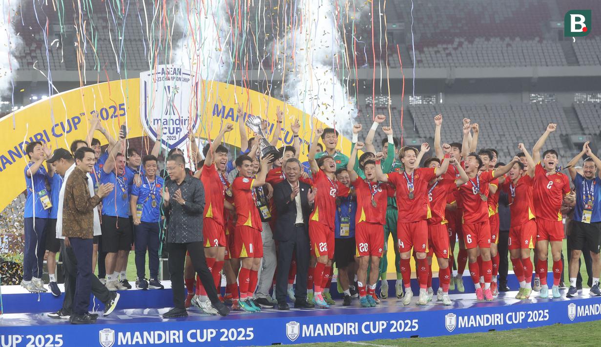 Pemain Timnas Vietnam U-23 melakukan selebrasi di atas podium setelah memastikan diri menyandang gelar juara Piala AFF U-23 2025 di SUGBK, Jakarta, Selasa (29/7/2025) malam. (Bola.com/M Iqbal Ichsan)