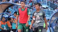 Bek Persebaya, Mokhamad Syaifuddin baru saja menjalani operasi pengangkatan lipoma di Rumah Sakit Premier, Surabaya. (Bola.com/Aditya Wany)