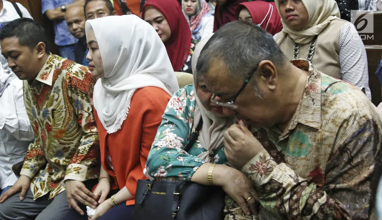 Mantan Wali Kota Kendari Asrun dan anaknya Wali Kota nonaktif Kendari Adriatma Dwi Putra saat menjalani sidang vonis di Pengadilan Tipikor, Jakarta, Rabu (31/10). Asrun dan Adriatma divonis 5 tahun 6 bulan penjara. (Liputan6.com/Herman Zakharia)