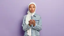 Ilustrasi muslimah, syukur alhamdulillah. (Image by wayhomestudio on Freepik)